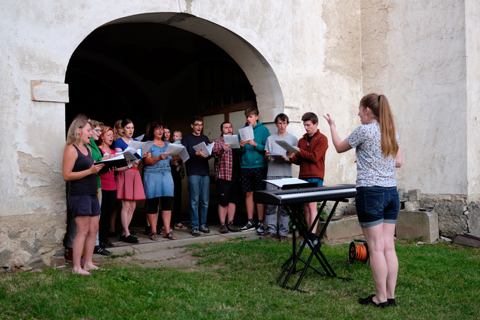 Koncert na dvoře fary ve Staré Říši