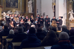 V první půli koncertu zaznělo několik adventních skladeb a capella.